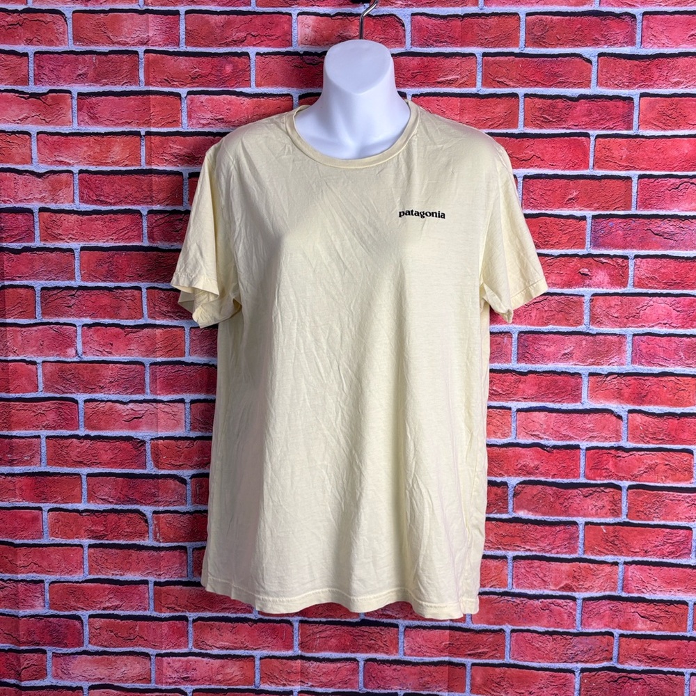 Patagonia Women’s Yellow Logo Shirt Sleeve Slim Fit Yellow Tee Size Medium‎